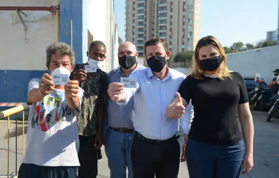 Morando entrega cartões de gratuidade no Bom Prato para moradores em situação de rua