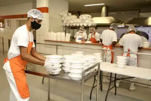 Unidades do Programa Bom Prato comemoram Festa Junina com almoço e pratos típicos