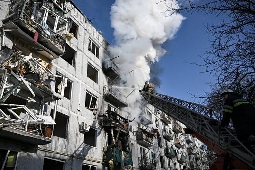 Bombardeio russo contra escola na Ucrânia deixa dezenas de mortos e feridos