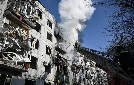 Bombardeio russo contra escola na Ucrânia deixa dezenas de mortos e feridos