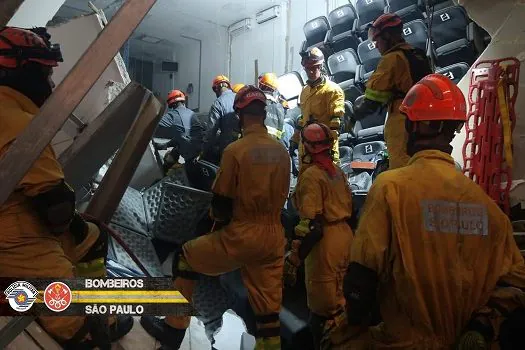 Bombeiros encerram buscas em desabamento que deixou nove mortos