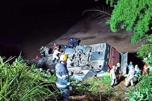 Acidente com ônibus deixa mortos e feridos, na rodovia BR-153, em Aparecida de Goiânia