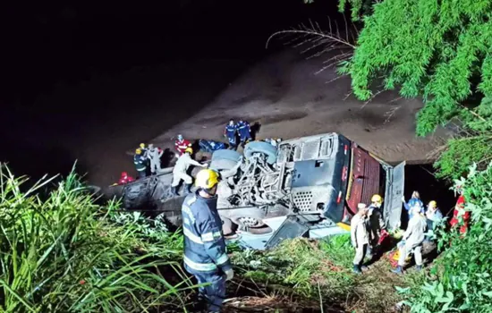 Acidente com ônibus deixa mortos e feridos