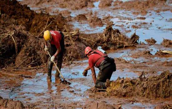 Bombeiros encontram corpo intacto de vítima de Brumadinho