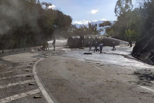 Bombeiros controlam incêndio em caminhão na BR-040