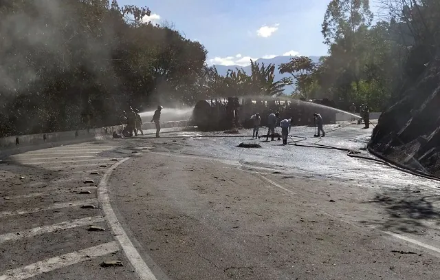 Bombeiros controlam incêndio em caminhão na BR-040