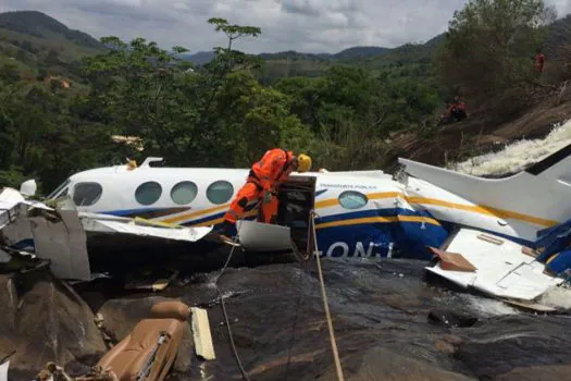 Avião que caiu com a cantora Marília foi retirado neste domingo (7) do local onde caiu