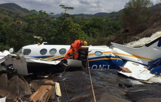 Avião que caiu com a cantora Marília foi retirado neste domingo (7) do local onde caiu