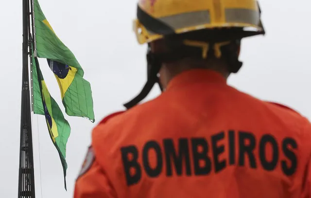 Incêndio atinge comunidade em Santos e destrói dezenas de casas