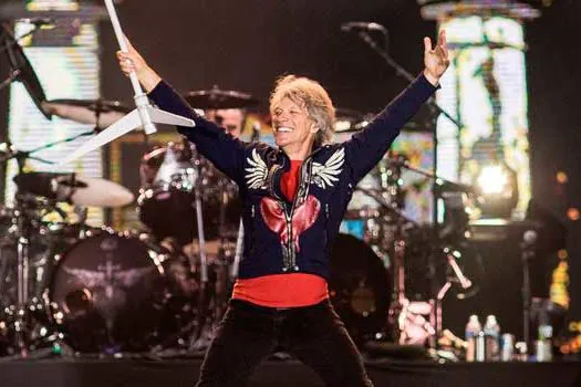 Bon Jovi consagra o romantismo no Rock in Rio e dança juntinho de fã no palco