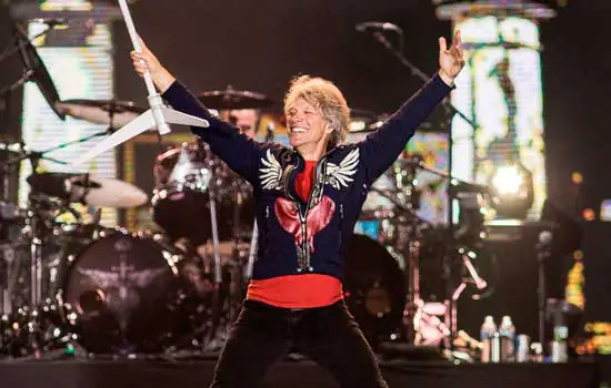 Bon Jovi consagra o romantismo no Rock in Rio e dança juntinho de fã no palco