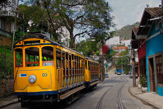 Suspenso desde 2011, bonde de Santa Teresa volta a circular no Rio