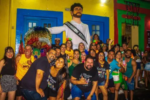 Boneco gigante de Renato Russo desfila na terça-feira de Carnaval em Olinda (PE)