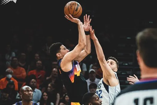 Booker comanda, Suns batem Mavericks e ficam perto de avançar nos playoffs da NBA