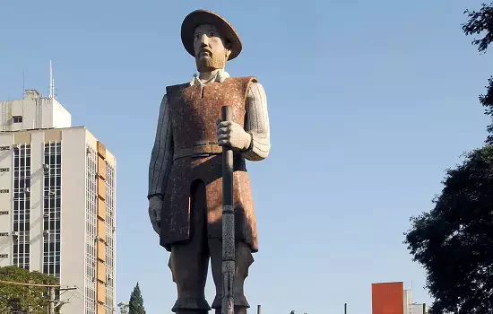 Estátua do Borba Gato vai ganhar a companhia do monumento Marco da Paz na Zona Sul de SP