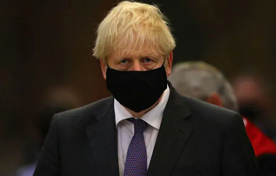 Boris Johnson anuncia prorrogação do bloqueio por 4 semanas