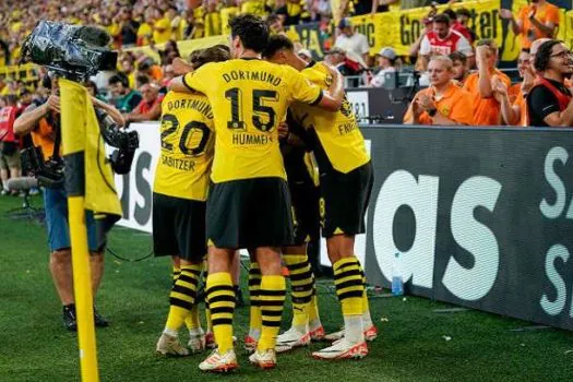 Borussia Dortmund marca no fim e estreia com vitória sobre o Colônia no Alemão