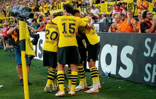 Borussia Dortmund marca no fim e estreia com vitória sobre o Colônia no Alemão
