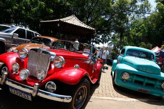 Bosque do Povo terá exposição de carros antigos e Literatura no Parque no domingo