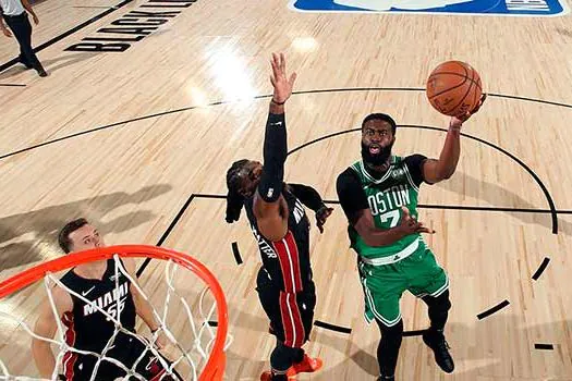 Boston Celtics vencem Miami Heat e encostam na disputa para a grande final da NBA