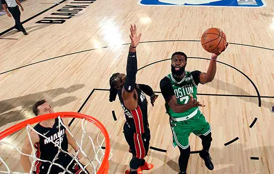 Boston Celtics vencem Miami Heat e encostam na disputa para a grande final da NBA