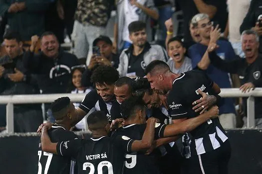 Botafogo vence Coritiba em casa e dorme em 10º lugar no Brasileirão