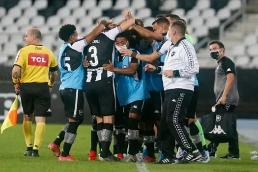 Líder, Botafogo visita o lanterna Brasil com chance de ser campeão da Série B