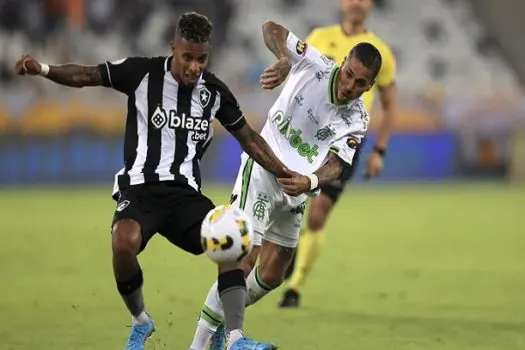 Líder Botafogo recebe o América-MG com time alternativo no Engenhão