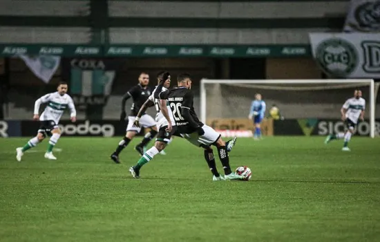 Botafogo derruba o invicto Coritiba e assume quarta posição da Série B