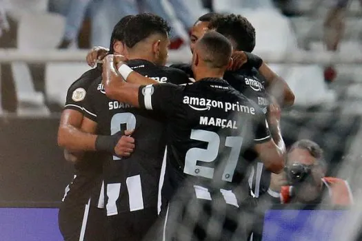 Corinthians é massacrado pelo líder soberano Botafogo e segue sem vencer com Luxemburgo