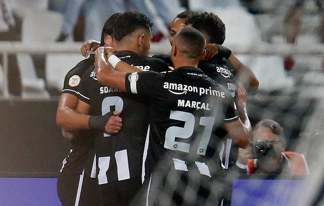 Corinthians é massacrado pelo líder soberano Botafogo e segue sem vencer com Luxemburgo