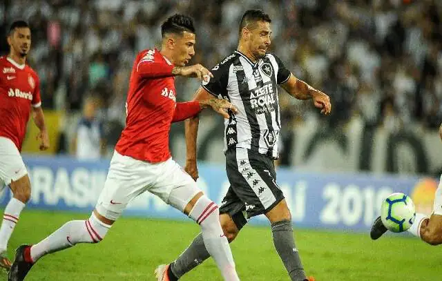 Botafogo recebe o Internacional para igualar recorde de pontuação no Brasileirão