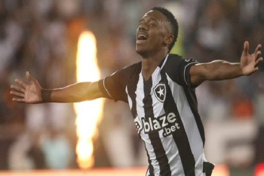 Botafogo confirma contrato definitivo com Jeffinho