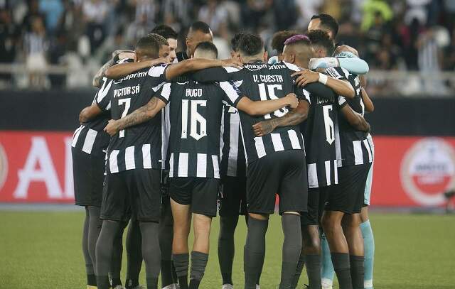 Botafogo supera frango do goleiro