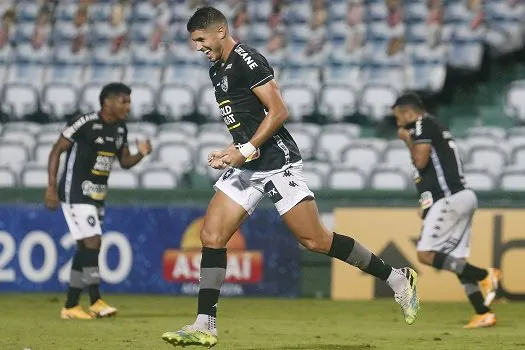 Botafogo consegue virada contra o Coritiba e continua na batalha contra o Z4