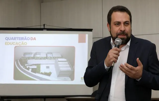 Deputado federal Guilherme Boulos visita a Secretaria de Educação de Diadema