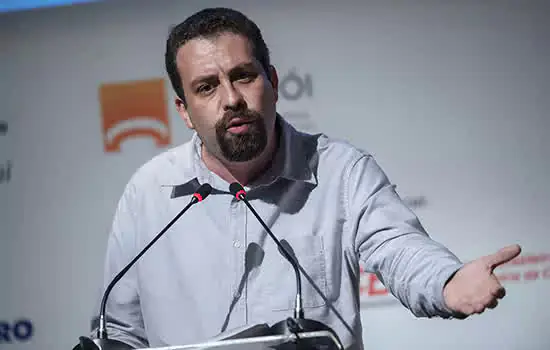 Guilherme Boulos (PSOL) participa do Ciclo de Debates na sede da ACSP