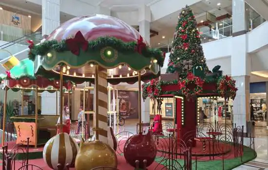 Bourbon Shopping revive as brincadeiras de Natal em decoração interativa