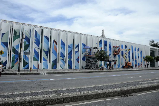 No Rio, grafiteiros pintam fachada da Biblioteca Parque Estadual