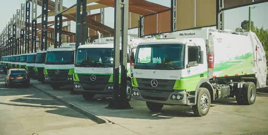 Mercedes-Benz exporta caminhões Atego para coleta urbana no Chile