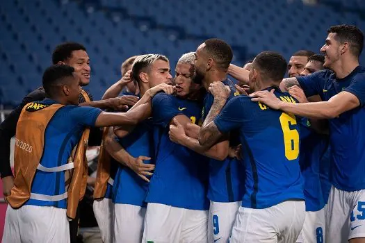 Brasil vence Arábia Saudita com 2 gols de Richarlison e avança em 1º do grupo