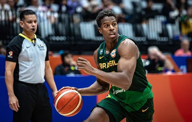 Brasil bate de frente com estrelas da NBA e vence Canadá na Copa do Mundo de Basquete