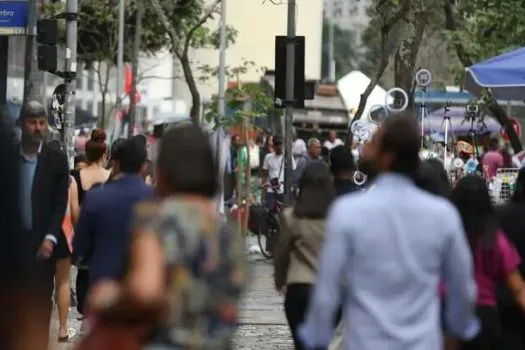 Brasileiro pobre precisaria viver nove gerações para chegar à classe média