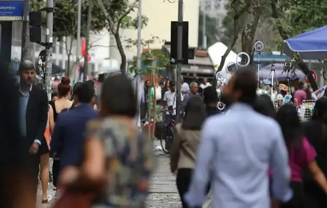 Brasileiro pobre precisaria viver nove gerações para chegar à classe média