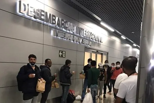 Algemados durante voo, 30 brasileiros deportados dos EUA chegam a MG