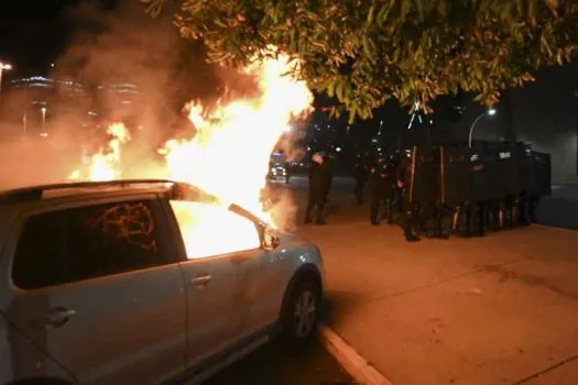 Vândalos incendiaram 8 veículos e apedrejaram uma caminhonete dos Bombeiros em Brasília