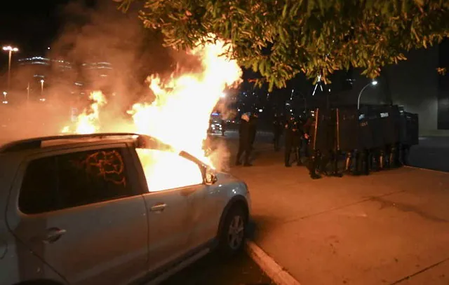 Vândalos incendiaram 8 veículos e apedrejaram uma caminhonete dos Bombeiros em Brasília