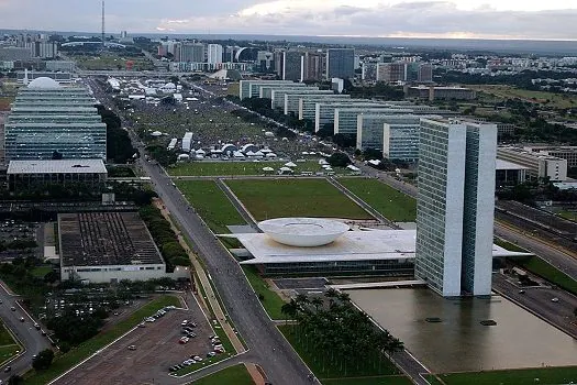 Governo define esta sexta-feira (17)  como ponto facultativo