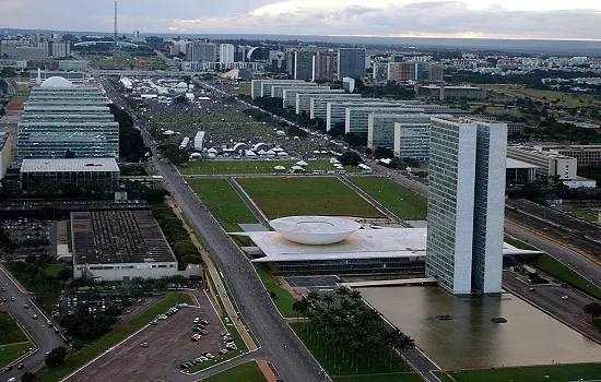 Governo define esta sexta-feira (17)  como ponto facultativo