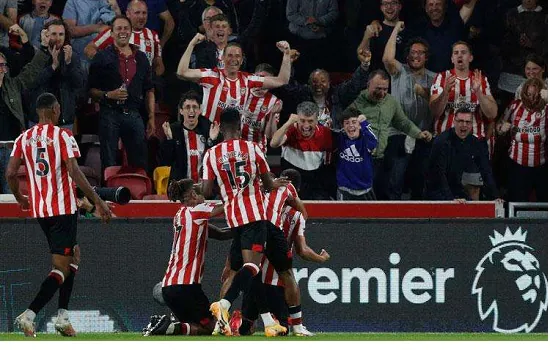 Brentford surpreende e vence Arsenal na abertura do Campeonato Inglês